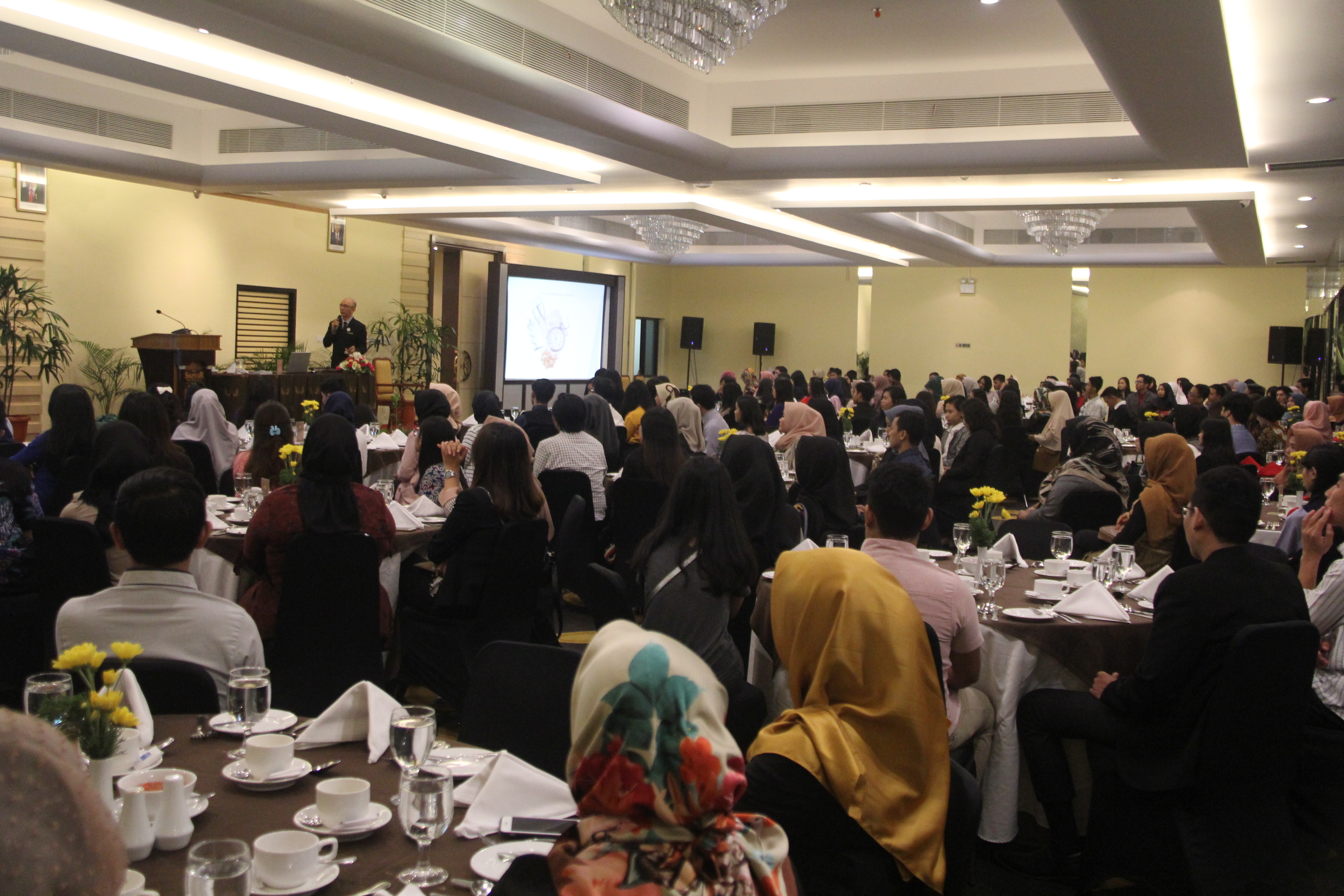 STIE YKPN menyelenggarakan Pelatihan Table Manner